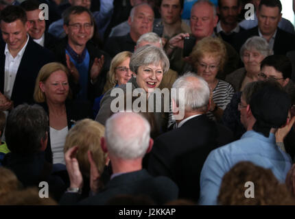 Premierminister Theresa May trifft Fans während auf Wahlkampftour Wahl im Dorf Crathes, Aberdeenshire. Stockfoto