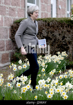 Premierminister Theresa May klopft an Haustüren und Beiträge Flugblätter auf Wahlkampftour Wahl in Banchory, Aberdeenshire. Stockfoto