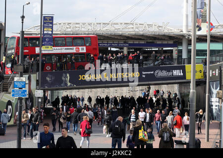 Fan früh im Wembley Stadium, London. PRESSEVERBAND Foto. Bild Datum: Samstag, 29. April 2017. PA-Geschichte-Boxen-London zu sehen. Bildnachweis sollte lauten: Nick Potts/PA Wire Stockfoto