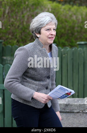 Premierminister Theresa May klopft an Haustüren und Beiträge Flugblätter auf Wahlkampftour Wahl in Banchory, Aberdeenshire. Stockfoto