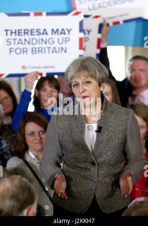 Premierminister Theresa May hält eine Rede bei der Wahl Wahlkampftour im Dorf Crathes, Aberdeenshire. Stockfoto