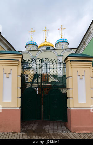 Kazan, Russland. Nikolaya Chudotvortsa Dom Nizskogo und Kirche der Fürbitte der Heiligen Jungfrau Stockfoto