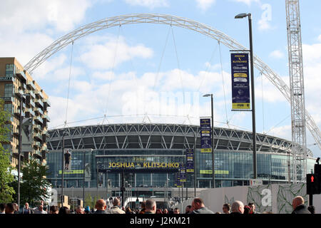 Schilder zur Werbung von Joshua gegen Klitschko im Wembley Stadium, London. DRÜCKEN SIE VERBANDSFOTO. Bilddatum: Samstag, 29. April 2017. Siehe PA Story Boxing London. Das Foto sollte lauten: Nick Potts/PA Wire Stockfoto