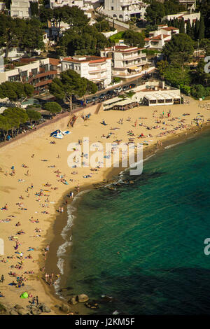 Luftaufnahme von Canyelles Strand in der Stadt der Rosen, an der Costa Brava bei Sonnenuntergang Stockfoto