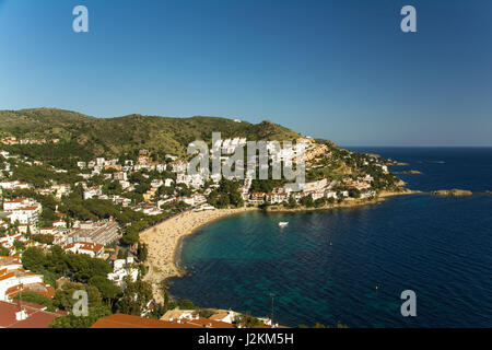 Luftaufnahme von Canyelles Strand in Roses an der Costa Brava Stockfoto