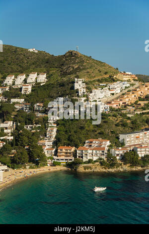 Luftaufnahme von Canyelles Strand in der Stadt der Rosen, an der Costa brava Stockfoto