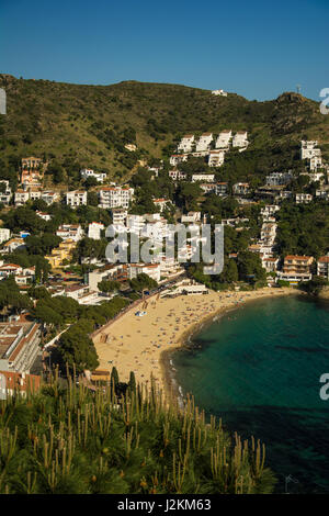 Luftaufnahme von Canyelles Strand in der Stadt der Rosen, an der Costa brava Stockfoto