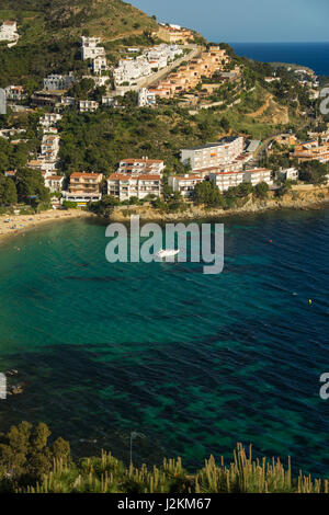 Luftaufnahme von Canyelles Strand in der Stadt der Rosen, an der Costa brava Stockfoto