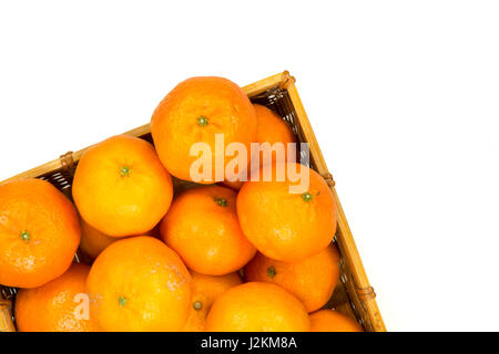 Erhöhte Ansicht der ganzen Reife Mandarinen auf weißem Hintergrund Stockfoto