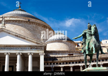 Bronzestatue von Karl III. auf einem Pferd in Piazza del Plebiscito, Naples Stockfoto