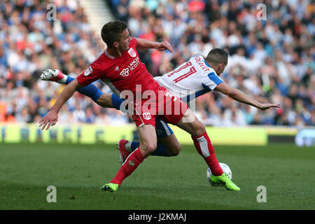 Brighton & Hove Albion Anthony Knockaert (zurück) und Bristol City Joe Bryan während der Himmel Bet Meisterschaftsspiel im AMEX Stadium Brighton. Stockfoto