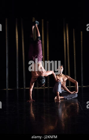 London, UK. 28. April 2017. L-r: Shailesh Bahoran und Sooraj Subramaniam. Fototermin für Material Männer redux von Shobana Jeyasingh Dance in The Place in Euston. Die beiden Tänzer Sooraj Subramaniam und Shailesh Bahoran erkunden Sie die Gewalt der Verlust und die Schaffung von neuen Möglichkeiten der Zugehörigkeit mit ihren gegensätzlichen Tanzstile - klassischen indischen Tanz und hip Hop - Choreographie von Shobana Jeyasingh. Stockfoto