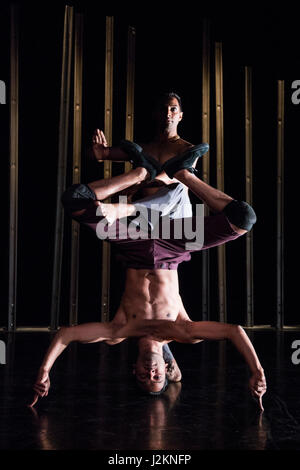 London, UK. 28. April 2017. Sooraj Subramaniam (oben) und Shailesh Bahoran (unten). Fototermin für Material Männer redux von Shobana Jeyasingh Dance in The Place in Euston. Die beiden Tänzer Sooraj Subramaniam und Shailesh Bahoran erkunden Sie die Gewalt der Verlust und die Schaffung von neuen Möglichkeiten der Zugehörigkeit mit ihren gegensätzlichen Tanzstile - klassischen indischen Tanz und hip Hop - Choreographie von Shobana Jeyasingh. Stockfoto