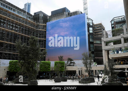 Großer blauer Himmel Bau Horten verbergenden Gerüst auf ein Bürogebäude am Broadgate Circle in The City of London UK KATHY DEWITT Stockfoto