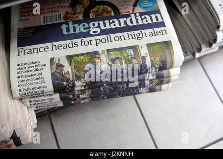 "Frankreich leitet für Umfrage in höchster Alarmbereitschaft" Guardian Schlagzeile auf Stapel am Zeitungskiosk 2017 London UK Stockfoto