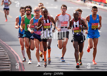 Elite-Läufergruppe mit Schrittmachern, die am London Marathon 2017 teilnahmen Stockfoto