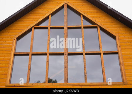 Panoramafenster an der hinteren Außenwand aus geschliffenem Eastern white pine Cottage Stil Hütte im Spätsommer anmelden. Stockfoto