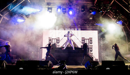 Robin Hill Country Park, Isle Of Wight, Großbritannien. 9. September 2016. Major Lazer und Diplo führen ihre Schlagzeile auf der Hauptbühne beim Bestival Musik Festival 2016 festgelegt. © Will Bailey / Alamy Stockfoto