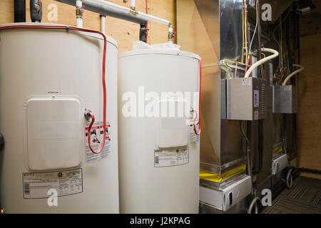 Wasser Heizung Tanks und Ofen im Hauswirtschaftsraum im Keller in einem luxuriösen Skandinavischen anmelden und Holz Landhaus Stil zu Hause. Stockfoto