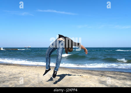 junge Parkour Mann tut Flip oder Salto Stockfoto