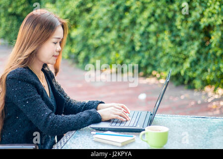 Moderne Business-Frau nutzt einen Laptop morgen arbeiten Stockfoto