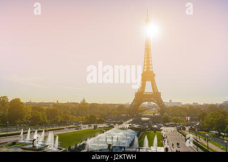 Der Eiffelturm ist eines der bekanntesten Wahrzeichen der Welt unter Sonnenlicht, Paris,France.vintage Farbe Stockfoto