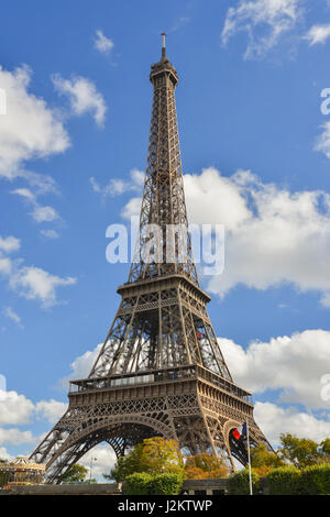 Der Eiffelturm ist eines der bekanntesten Wahrzeichen der Welt, Paris, Frankreich. Stockfoto