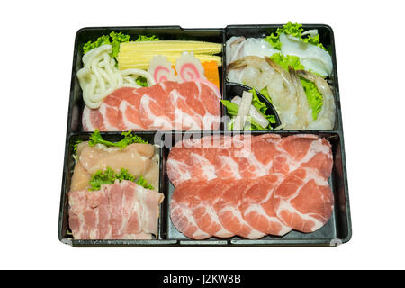 Ungekocht, roh, frisches Schweinefleisch Scheiben für Sukiyaki. Isoliert auf weißem Hintergrund. Stockfoto