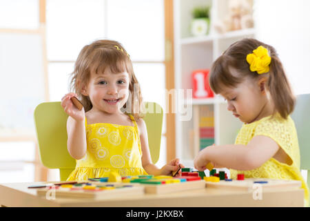 Kinder spielen Block Spielzeug im Spielzimmer im Kindergarten Stockfoto