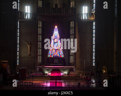 Der Chor der Kirche Notre-Dame, die Fenster im Dreieck (Claude Idoux), Royan, Frankreich, Europa. Stockfoto