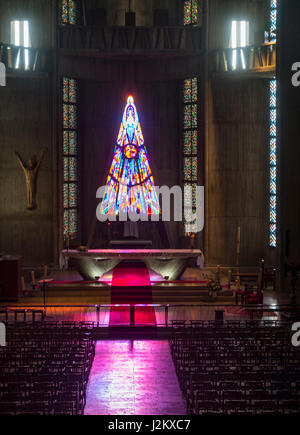 Der Chor der Kirche Notre-Dame, die Fenster im Dreieck (Claude Idoux), Royan, Frankreich, Europa. Stockfoto