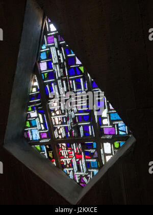 Glasfenster von Henri Martin-Granel. Kirche Notre-Dame de Royan. Royan, Frankreich, Europa. Stockfoto