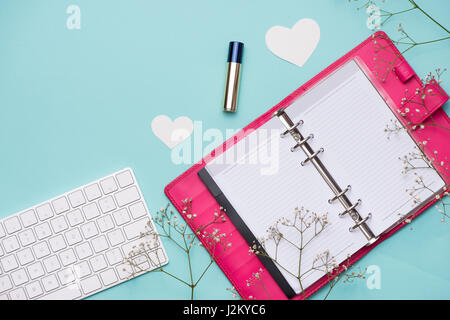 Muttertag-Konzept. Rosa Rosen mit Geschenk-Box auf Frau Schreibtisch. Offenen Notebook für Textfreiraum. Stockfoto