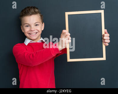 Teenboy mit kleinen Tafel Stockfoto