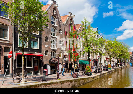 Belebte Straße (Oudezijds Achterburgwal) im Herzen der Rotlichtviertel in Amsterdam. Blick vom Majoor Bosshardtbrug (Brücke nr.211) Stockfoto