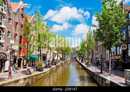 Belebte Straße (Oudezijds Achterburgwal) im Herzen der Rotlichtviertel in Amsterdam. Blick vom Majoor Bosshardtbrug (Brücke nr.211) Stockfoto