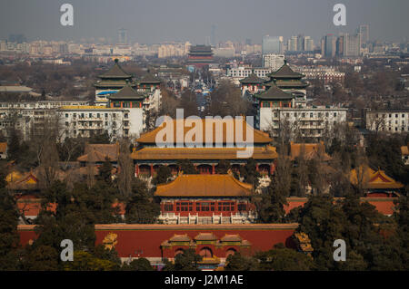 Blick auf Jutaposition von Tempeln und modernen Gebäuden gesehen vom Jingshan Park Hill, Peking, China Stockfoto