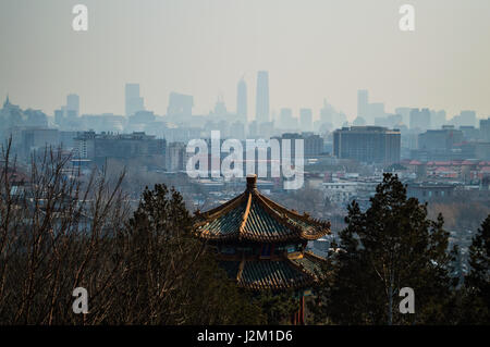 Blick auf Jutaposition von Tempeln und modernen Gebäuden gesehen vom Jingshan Park Hill, Peking, China Stockfoto