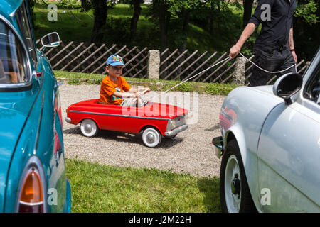 Ein Kind in einem tretauto Spielzeug an einem Veteran treffen, Tschechische Republik, Europa Stockfoto