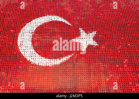 Rote türkische Flagge mit Flocken gemacht. Stockfoto