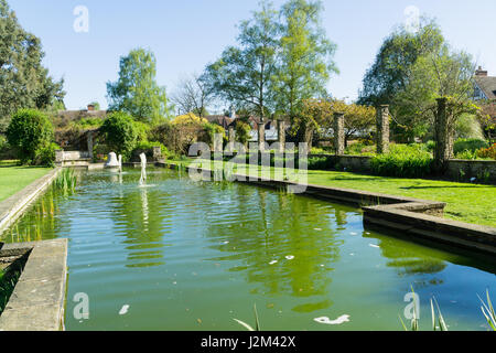 Wasser-Display in einem Park im Frühling, UK. Stockfoto