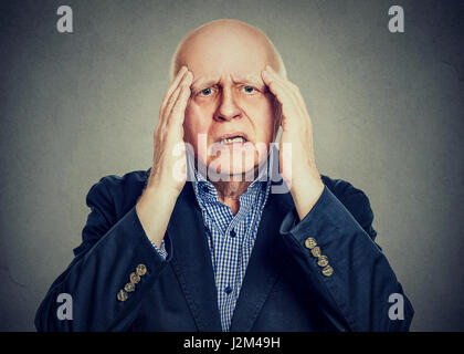 Closeup, älterer Mann mit Hände auf seine Schläfen hat Kopfschmerzen Stockfoto