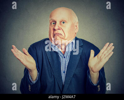 Senior verwirrten Mann ist seine Schultern zuckt. Stockfoto