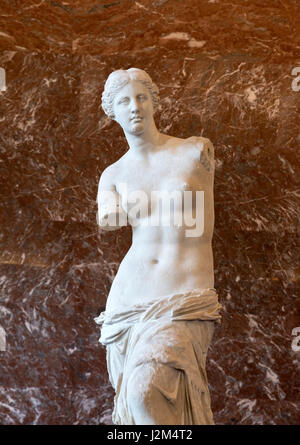 Venus de Milo (Aphrodite von Milos), eine antike griechische Statue, vermutlich von Alexandros von Antiochien, aus der Zeit um 130-100 v. Chr.. Es zeigt Aphrodite, der griechischen Göttin der Liebe und Schönheit. Stockfoto