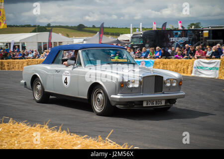 Laverstoke Park Farm, Overton, Basingstoke, Hampshire, Vereinigtes Königreich. 28. August 2016. Die berühmten fünf Bentley auf dem Hügel klettern Weg beim Radio 2 Frühstück zeigen DJ, Chris Evans Auto Fest Süd 2016 - Auto, Essen, Familie und Musikfestival für BBC Kinder in Not. © Will Bailey / Alamy Stockfoto