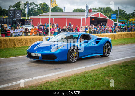 Laverstoke Park Farm, Overton, Basingstoke, Hampshire, Vereinigtes Königreich. 28. August 2016. 2017 Ferrari GTC4 Lusso V12 auf dem Hügel klettern Weg beim Radio 2 Frühstück zeigen DJ, Chris Evans Auto Fest Süd 2016 - Auto, Essen, Familie und Musikfestival für BBC Kinder in Not. © Will Bailey / Alamy Stockfoto