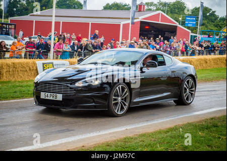 Laverstoke Park Farm, Overton, Basingstoke, Hampshire, Vereinigtes Königreich. 28. August 2016. 2010 Aston Martin DBS V12 auf dem Hügel klettern Weg beim Radio 2 Frühstück show DJ, Chris Evans Auto Fest Süd 2016 - Auto, Essen, Familie und Musikfestival für BBC Kinder in Not. © Will Bailey / Alamy Stockfoto