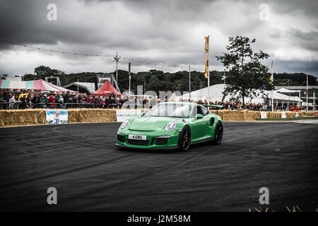 Laverstoke Park Farm, Overton, Basingstoke, Hampshire, Vereinigtes Königreich. 28. August 2016. Porsche 911 GT3 RS auf dem Hügel klettern Track auf Radio 2 Frühstück Messe DJ, Chris Evans Auto Fest Süd 2016 - Auto, Essen, Familie und Musikfestival für BBC Kinder in Not. © Will Bailey / Alamy Stockfoto