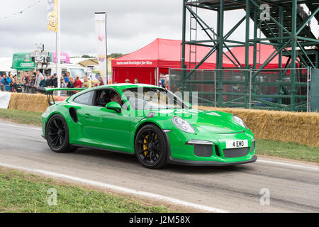 Laverstoke Park Farm, Overton, Basingstoke, Hampshire, Vereinigtes Königreich. 28. August 2016. Grüne Porsche 911 GT3 RS auf dem Hügel klettern Track auf Radio 2 Frühstück Messe DJ, Chris Evans Auto Fest Süd 2016 - Auto, Essen, Familie und Musikfestival für BBC Kinder in Not. © Will Bailey / Alamy Stockfoto