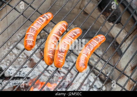 Kochen mit Würstchen auf einem alten Feuer Topf mit Ofenkartoffel Stockfoto